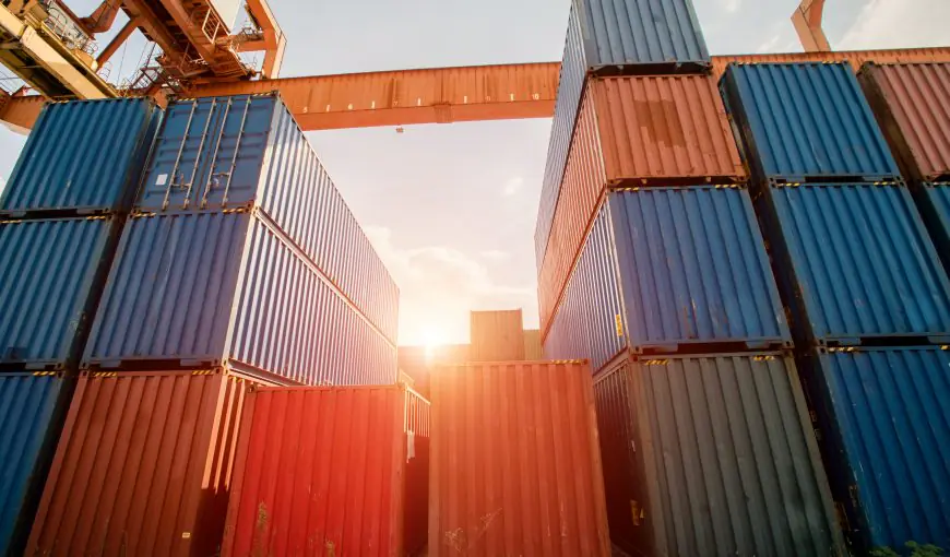 Containers-in-sunshine-870x510