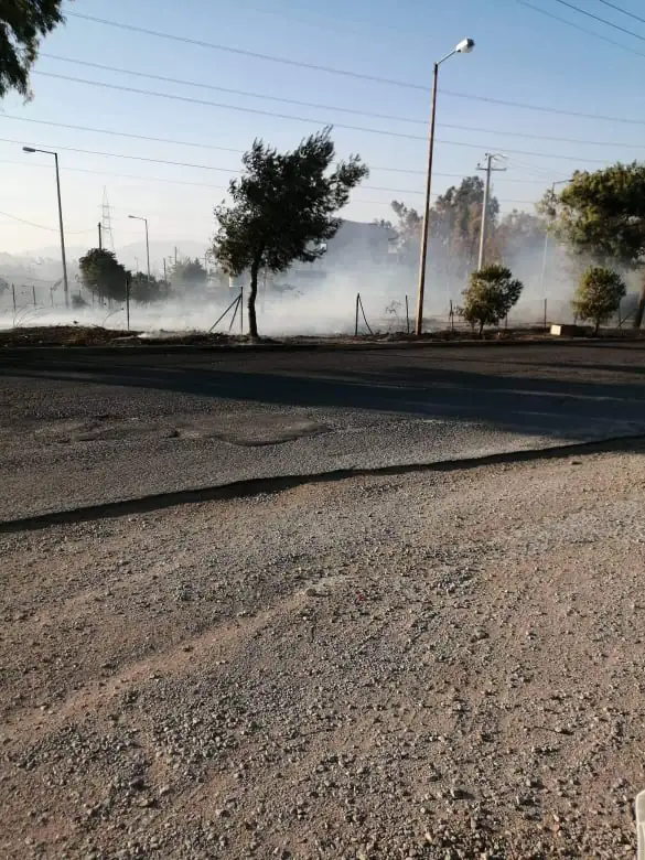 Μενίδι: Φωτιά σε εξέλιξη κοντά στο στρατόπεδο Καποτά