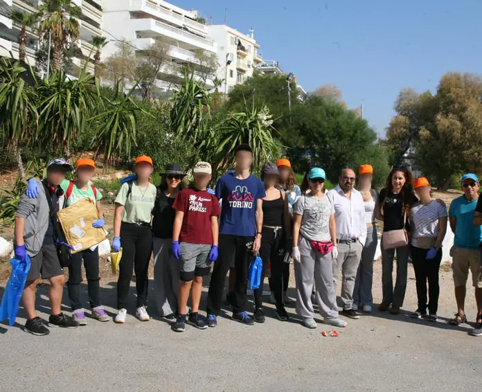 201019-mathites-toy-zanneioy-peiramatikoy-lykeioy-peiraia-katharisan-tin-paralia-tis-freattydas