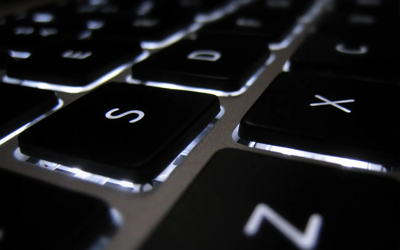 laptop-keyboard-wallpaper-4-1300x813