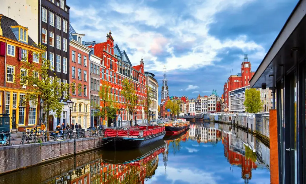 river-houses-in-amsterdam-netherlands