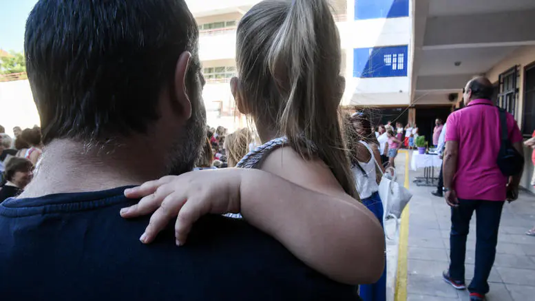 sok-pateras-edeire-11xrono-epeidi-malwse-me-tin-kori-tou.w_l