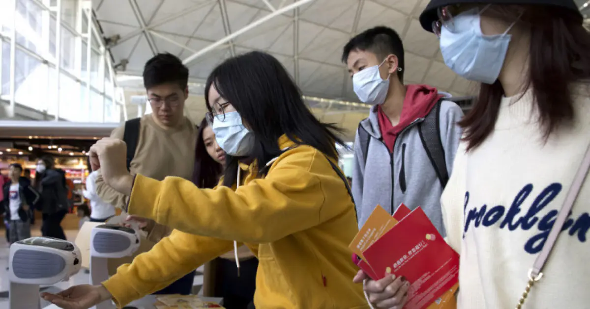 kinezoi-me-maskes-koronaios