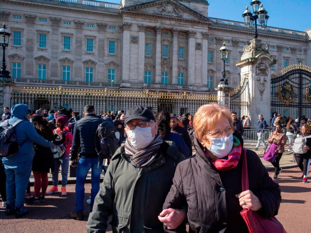 0_JMP_FACE_MASKS_BUCKINGHAM_PALACE_25JPG