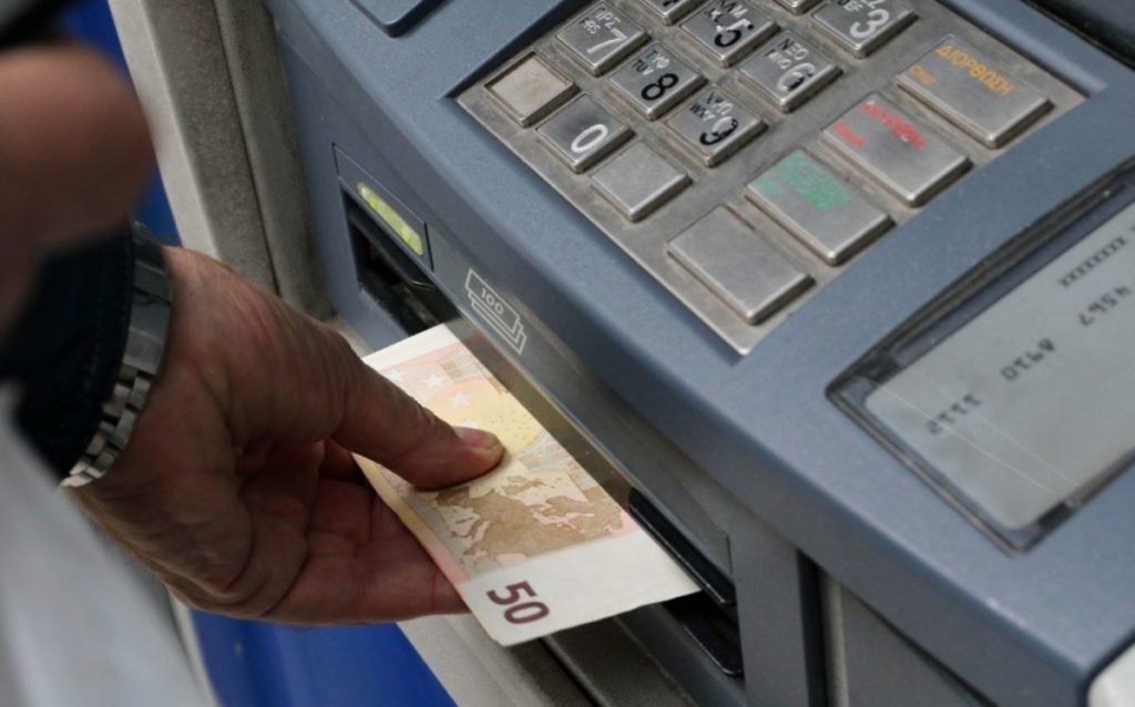 Κορονοϊός: Ποιες συναλλαγές δεν πραγματοποιούνται στα τραπεζικά καταστήματα