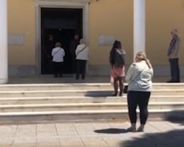 Άνοιξαν εκκλησίες για τον Επιτάφιο και μαζεύουν υπογραφές για την Ανάσταση