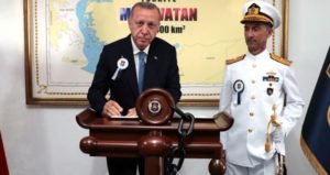 erdogan-in-onunde-poz-verdigi-harita-yunan-12384509_3130_o