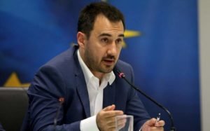 Χαρίτσης: Eμπροσθοβαρές πακέτο στήριξης της ελληνικής οικονομίας – Kάθε μέρα που περνάει κοστίζει