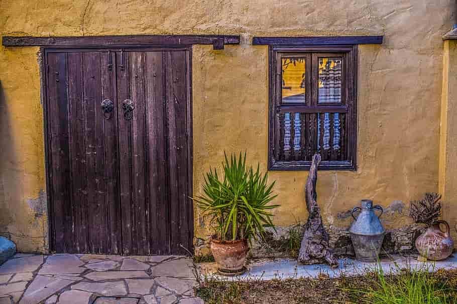 cyprus-lythrodontas-old-house-architecture-min