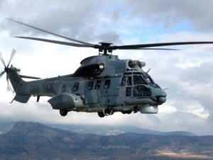 elikoptero_super_puma_metefere_mitera_kai_to_neogno_tis_apo_ti_sifno_stin_athina