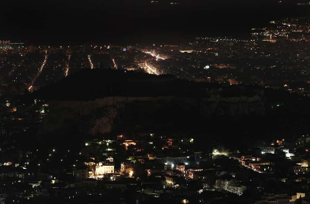 13834286-min