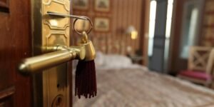 hotel-keycard_and_hotel_room-1000x500-min