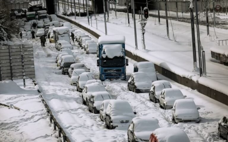 attiki-odos xionia snow