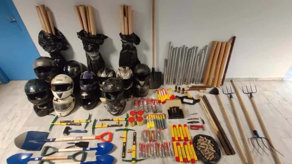 Ρόπαλα, στυλιάρια, σουγιάδες και σφυριά βρήκε η ΕΛΑΣ στον σύνδεσμο του δολοφόνου του 19χρονου