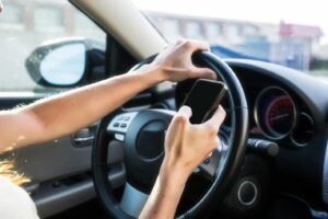 kinito auto driving-cell phone-min