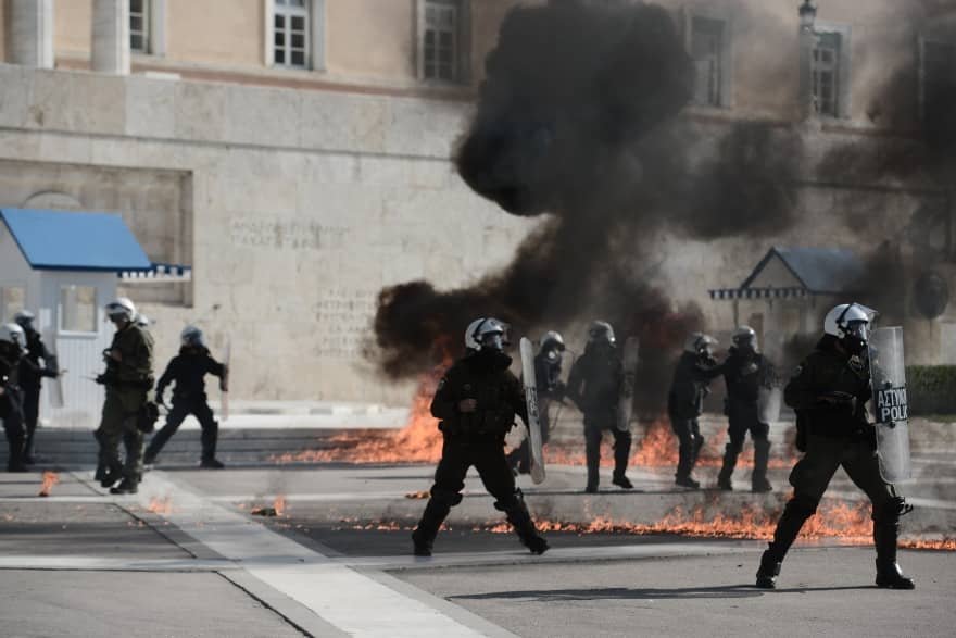 police poreia molotof-min