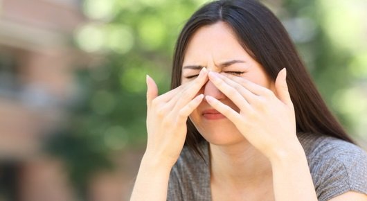 Woman-with-irritated-eyes-650416