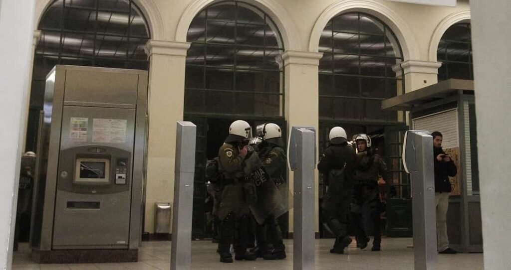 metro_monastiraki police