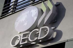 ΟΟΣΑ για την ελληνική οικονομία: Στο 2%η ανάπτυξη το 2025 -Τι λέει για πρωτογενή πλεονάσματα και χρέος –