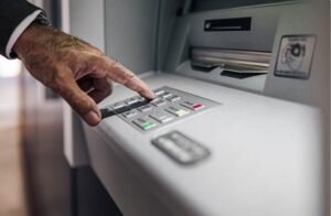 ΔΥΠΑ: Ποιοι πληρώνονται μέχρι την Παρασκευή – enikonomia.gr