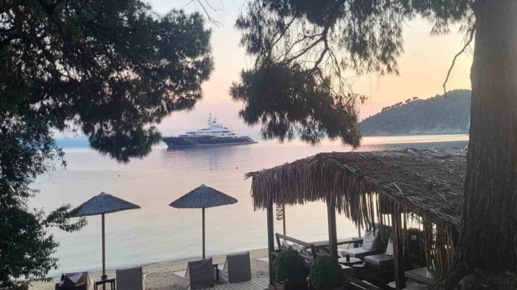 Στη Σκιάθο ο σεΐχης του Κατάρ Tζασίμ Αλ Θάνι – Έφτασε με την πολυτελή θαλαμηγό «Al Mirqab» (Εικόνες)