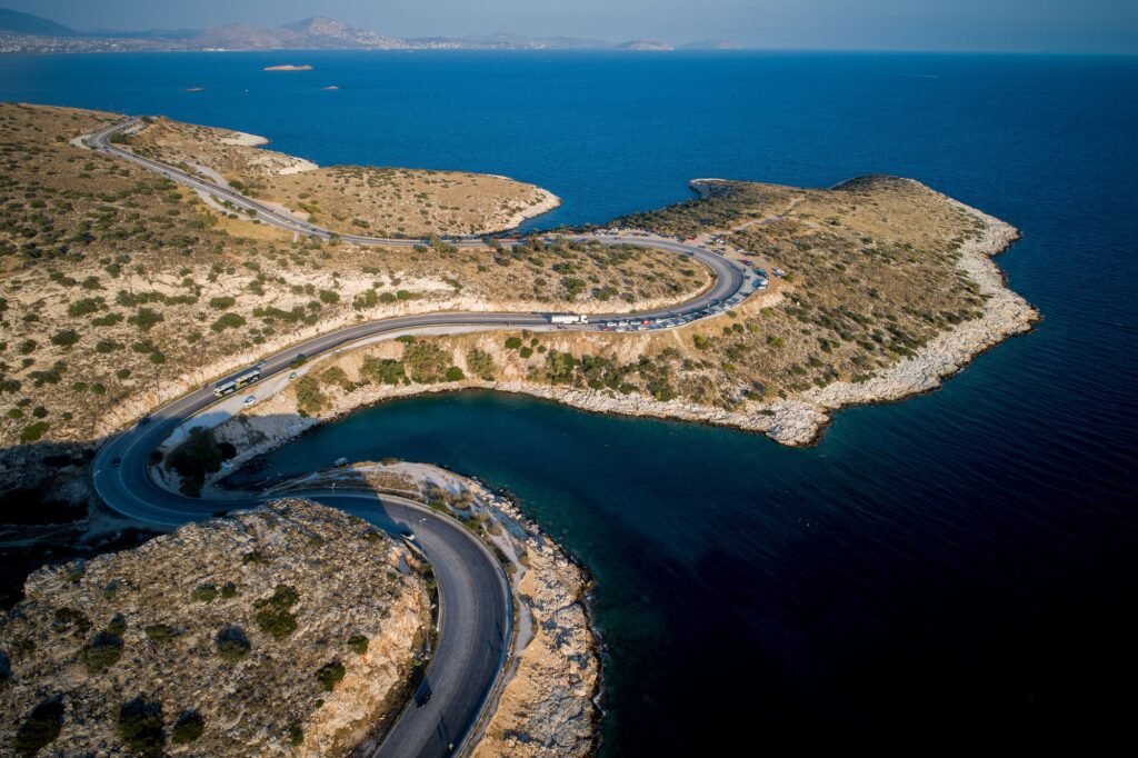 Λιμανάκια Βουλιαγμένης: ΙΧ έπεσε στον γκρεμό με δύο άτομα μέσα