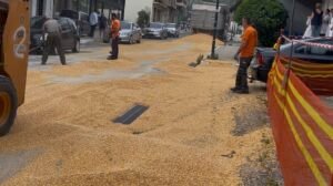 Αμφιλοχία: Φορτηγό «έχασε» καλαμπόκι στον δρόμο – Αποκλείστηκε η είσοδος του Κέντρου Υγείας (βίντεο)