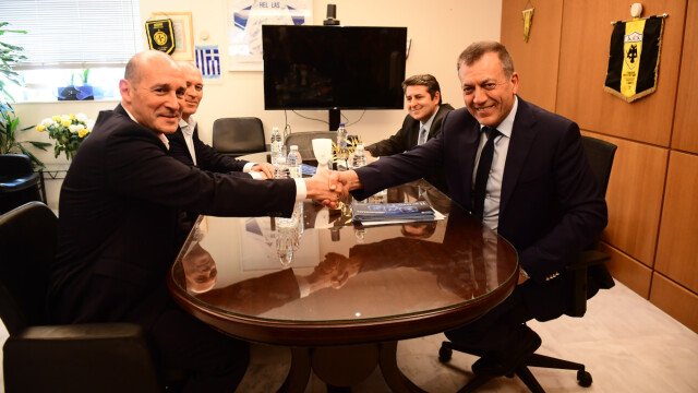 Η κρίσιμη συνάντηση: Η άφιξη των αδερφών Αγγελόπουλων στο Υπουργείο – Δείτε εικόνες