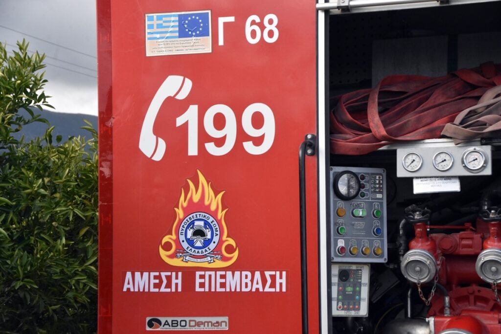 Φωτιά στην Ανθούσα δίπλα στην Αττική Οδό