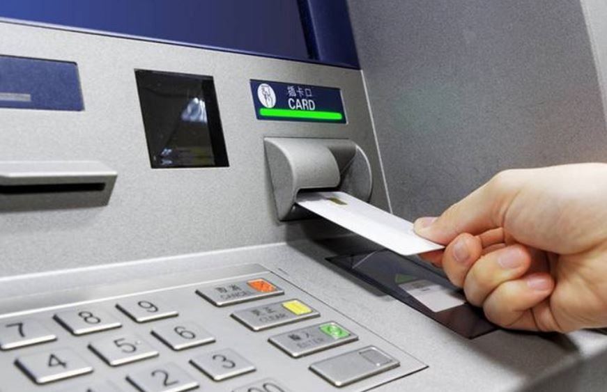 e-ΕΦΚΑ και ΔΥΠΑ: Ποιοι πάνε μέχρι σήμερα στα ΑΤΜ – enikonomia.gr