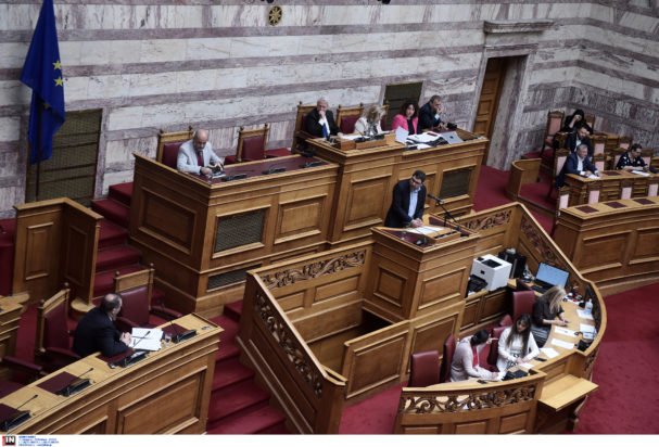 Βουλή: Το πρόβλημα στο μικρόφωνο και η αντίδραση του Νάσου Ηλιόπουλου – Βίντεο