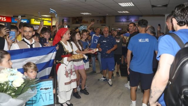 Εθνική Ελλάδος: Θερμή υποδοχή στο Ηράκλειο με χαμόγελα, αυτόγραφα και κρητικές παραδοσιακές στολές!