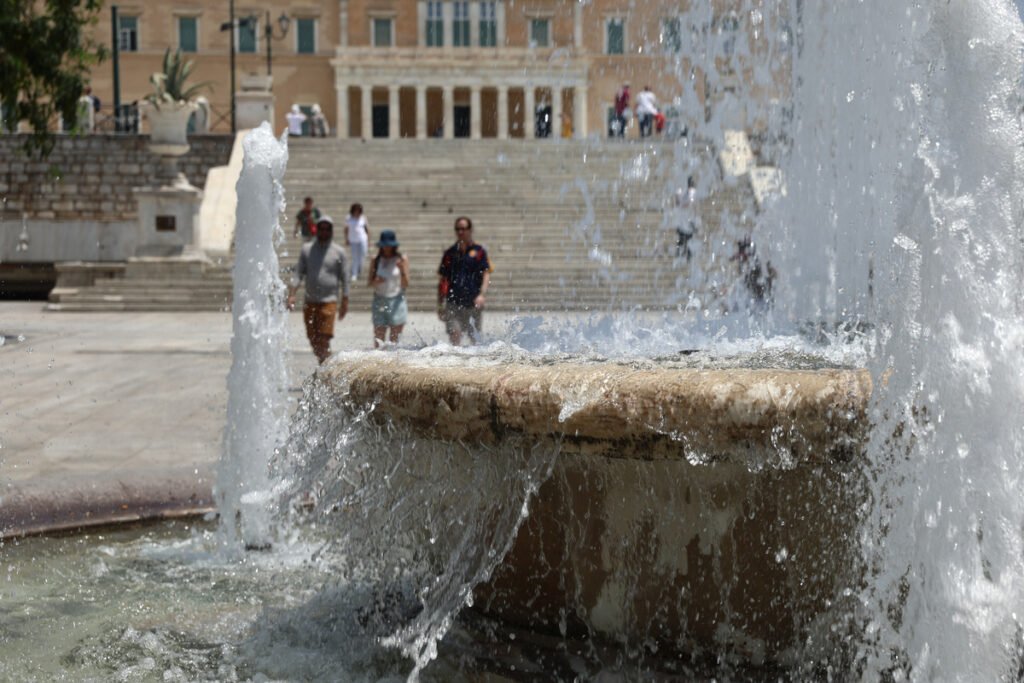 Τρελός καιρός με χωρισμένη στα δυο τη χώρα: Καύσωνας στα νότια – Χαλάζι και καταιγίδες στα βόρεια