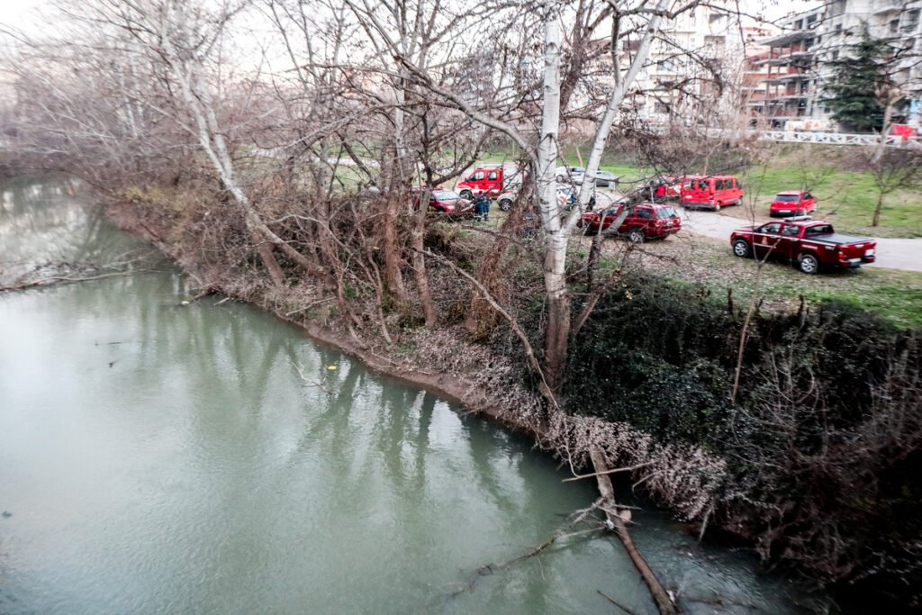Θρίλερ στη Λάρισα: Σορός γυναίκας εντοπίστηκε να επιπλέει στον Πηνειό (Εικόνες)