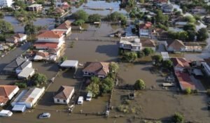 ΥΠΕΝ: Διευκρινίσεις για τη αναθεώρηση των σχεδίων διαχείρισης των κινδύνων πλημμύρας στα 14 υδατικά