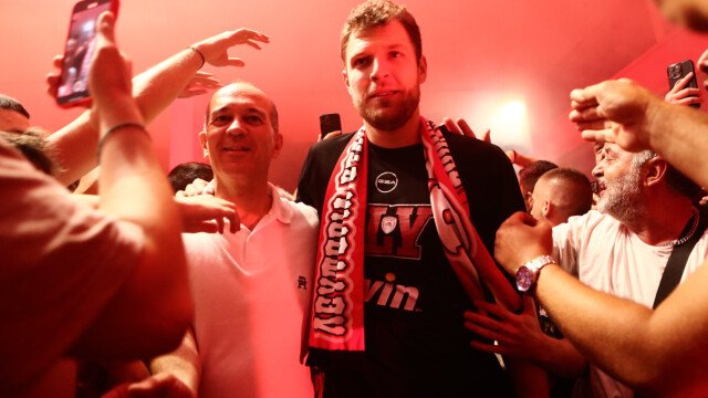 Ολυμπιακός: Οπαδοί υποδέχθηκαν την αποστολή στο ΣΕΦ και έκαναν τη νύχτα… μέρα