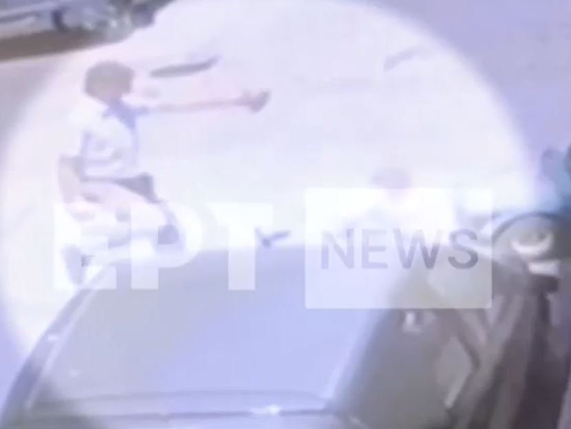 Της έσπασε τη μύτη – Βίντεο από την άγρια επίθεση σε 67χρονη στα Εξάρχεια (Σκληρές Εικόνες)