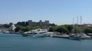 Ρόδος: Η στιγμή που η θαλαμηγός προσέκρουσε με δύναμη στον προβλήματα του λιμανιού – Δείτε βίντεο
