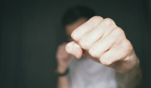 Εύοσμος: 15χρονη ξυλοκόπησε16χρονη κάτω από το σπίτι της – Φίλη της τραβούσε βίντεο