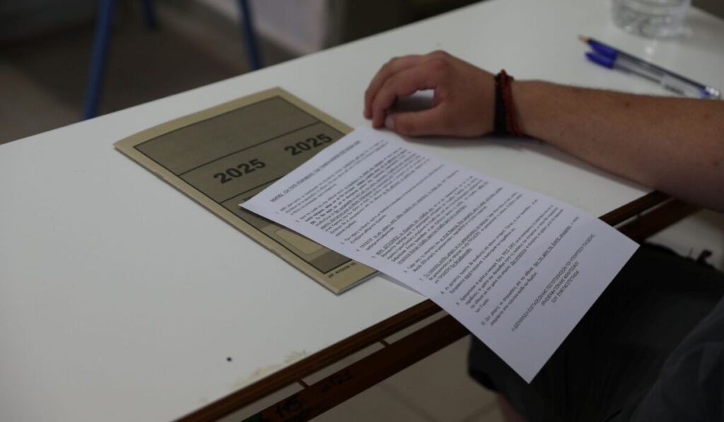 Πανελλήνιες 2025: Εξεταζόμενος έσκυψε να πιάσει το στυλό και φάνηκαν τα σκονάκια – Μηδενίστηκε το γραπτό του
