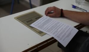 Πανελλήνιες 2025: Εξεταζόμενος έσκυψε να πιάσει το στυλό και φάνηκαν τα σκονάκια – Μηδενίστηκε το γραπτό του