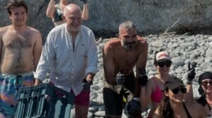 Γιώργος Παπανδρέου: Μάζεψε σκουπίδια από παραλία της Αίγινας