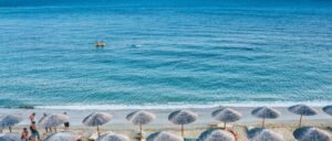 Αγίου Πνεύματος: Δείτε πόσα χρήματα θα δώσετε σε οργανωμένη παραλία της Αττικής για ομπρέλα και ξαπλώστρα –