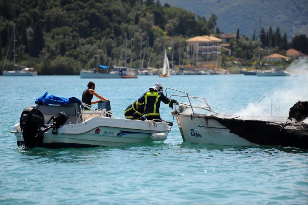 Φωτιά σε θαλαμηγό στην περιοχή της Χηνίτσας στο Πόρτο Χέλι (Βίντεο)