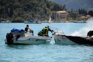 Φωτιά σε θαλαμηγό στην περιοχή της Χηνίτσας στο Πόρτο Χέλι (Βίντεο)