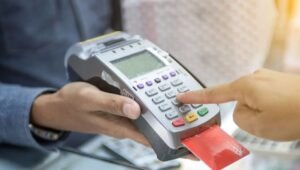 POS: Τι λέει ο Εμπορικός Σύλλογος Πειραιώς για τη νέα μηνιαία χρέωση – enikonomia.gr