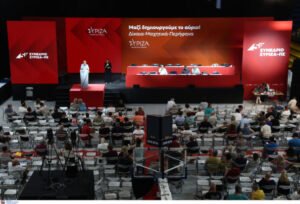 ΣΥΡΙΖΑ: Ελπίδες ανασυγκρότησης σε περιβάλλον εσωτερικής κόπωσης – Αφόρητη ζέστη, άδειες καρέκλες και