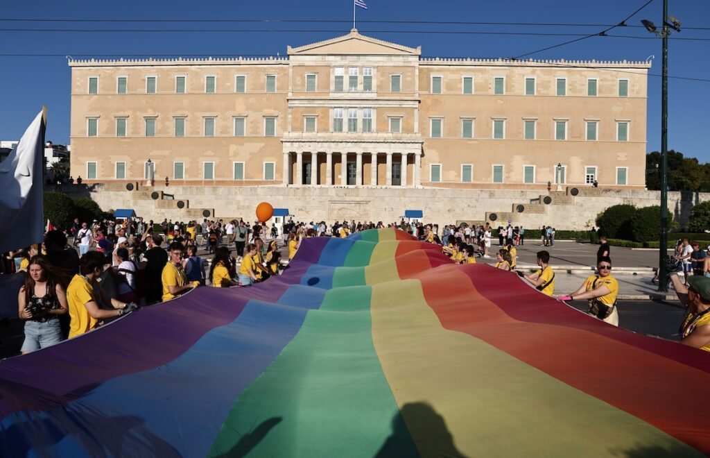 Athens Pride 2025: «Mετράμε 20 χρόνια» – Σήμερα η μεγάλη Πορεία Υπερηφάνειας στο Σύνταγμα