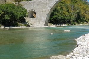 Άραχθος: Στο νοσοκομείο με αναπνευστικά προβλήματα ο άνδρας που έβγαλε τα παιδιά (Βίντεο)