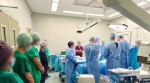 Άραχθος: Συγκινούν οι γιατροί – Φόρος τιμής στον 14χρονο πριν τη λήψη των οργάνων του